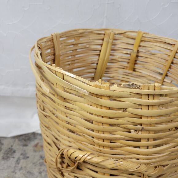 Vintage Handwoven Round Bamboo Wicker Hamper 20x14 Natural Toned Basket with Lid - Picture 5 of 15